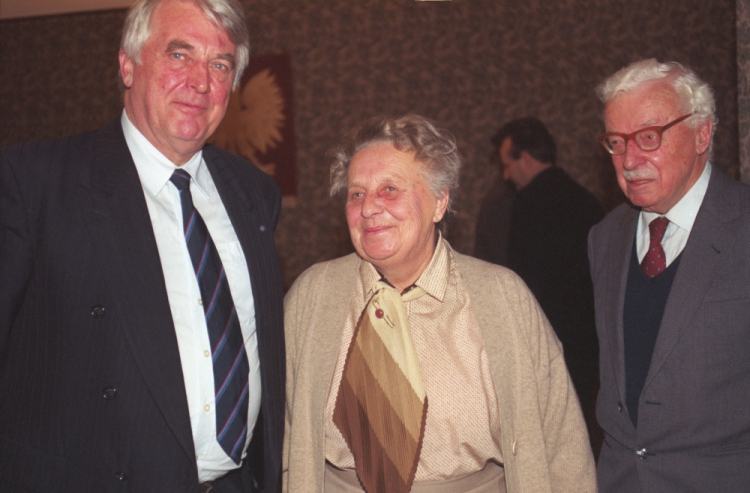 Warszawa 07.12.1993. Sesja Fundacji Polsko-Niemieckie Pojednanie w gmachu Urzędu Rady Ministrów. Fundacja od roku 1991 działa na rzecz ofiar prześladowań nazistowskich i polsko-niemieckiego dialogu. Nz. od lewej: przedstawiciel rządu Republiki Federalnej Niemiec Friedrich Vogel, przewodnicząca Rady Nadzorczej Fundacji Anna Pawełczyńska, prawnik i polityk Stanisław Stomma. Fot. PAP/A. Urbanek