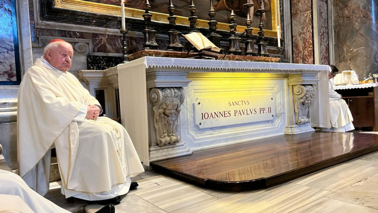 Kard. Stanisław Dziwisz przy grobie św. Jana Pawła II w Watykanie. Źródło: www.twitter.com/ArchKrakowska