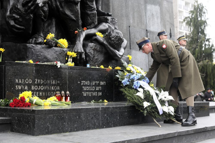 Warszawa, 19.04.2022. Uroczystości z okazji 79. rocznicy wybuchu powstania w Getcie Warszawskim przed Pomnikiem Bohaterów Getta. Fot. PAP/T. Gzell