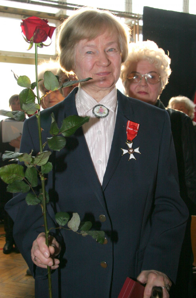 Oświęcim, 2007-01-27. Obchody 62. rocznicy wyzwolenia obozu Auschwitz - Birkenau. Uroczystość wręczenia odznaczeń państwowych osobom niosącym pomoc więźniom obozu. N/z: Władysława Rzepecka odznaczona Krzyżem Oficerskim Orderu Odrodzenia Polski. Fot. PAP/K. Świderski