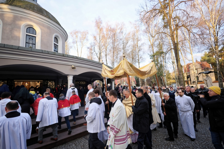 Komorów (woj. mazowieckie), 17.04.2022. Procesja rezurekcyjna, 17 bm. w Parafii pw. Narodzenia Najświętszej Marii Panny w Komorowie, w ramach obchodów Niedzieli Zmartwychwstania Pańskiego. Fot. PAP/L. Szymański