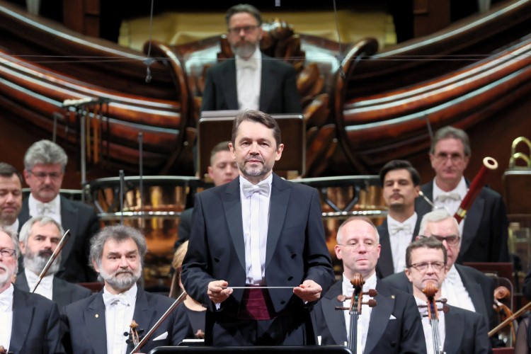 Dyrektor artystyczny Orkiestry Filharmonii Narodowej Andrzej Boreyko (C). Fot. PAP/L. Szymański