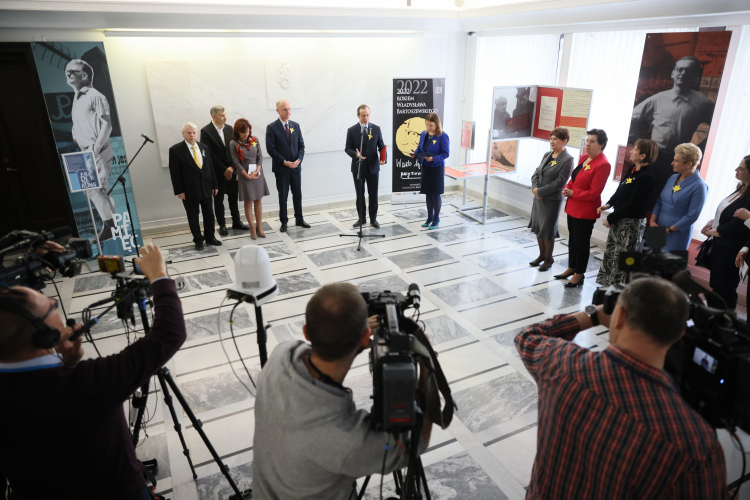 Marszałek Senatu Tomasz Grodzki (5L), wicemarszałkowie Senatu Bogdan Borusewicz (L) i Gabriela Morawska-Stanecka (3L), senator KO Bogdan Klich (4L) oraz prezes Stowarzyszenia „Skwer Władysława Bartoszewskiego” Mariusz Malinowski (2L) podczas otwarcia wystawy "Bartoszewski 1922-2015. Pod prąd-Pamięć-Pojednanie" w Senacie w Warszawie. Fot. PAP/L. Szymański