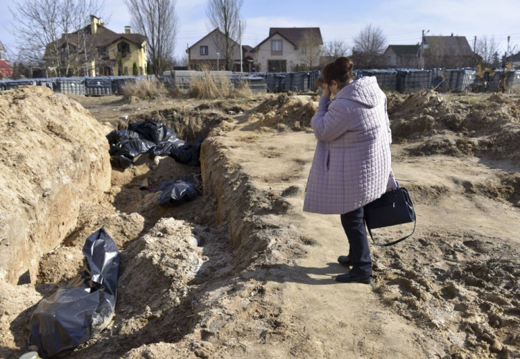 Masowy grób ofiar rosyjskich zbrodni w Buczy. 07.04.2022. Fot. PAP/EPA