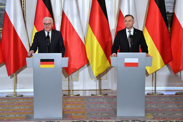 Warszawa, 12.04.2022. Prezydent RP Andrzej Duda (P) oraz prezydent Republiki Federalnej Niemiec Frank-Walter Steinmeier (L) podczas wypowiedzi dla mediów po spotkaniu w Belwederze w Warszawie, 12 bm. Prezydent Federalny RFN przebywa z wizytą w Rzeczypospolitej Polskiej. Fot. PAP/R. Pietruszka