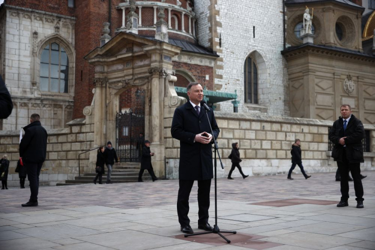 Prezydent Andrzej Duda podczas wypowiedzi dla mediów na dziedzińcu przed katedrą na Wawelu. Kraków, 10.04.2022. Fot. PAP/Ł. Gągulski