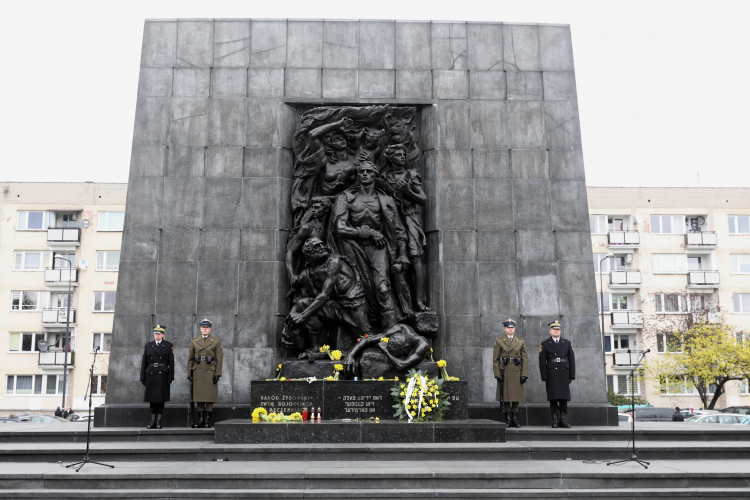 Uroczystości z okazji 79. rocznicy wybuchu powstania w Getcie Warszawskim przed Pomnikiem Bohaterów Getta w Warszawie. Fot. PAP/T. Gzell