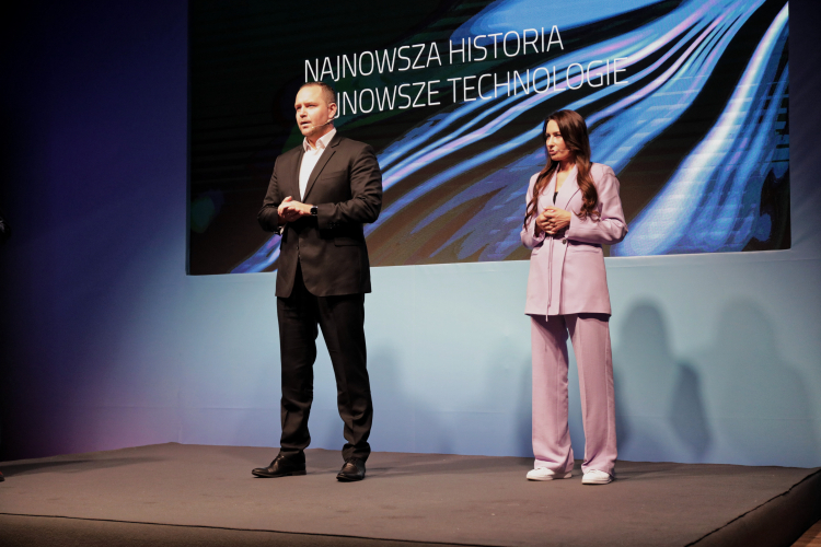 Prezes IPN Karol Nawrocki (L) i dyrektor Biura Nowych Technologii Instytutu Pamięci Narodowej Magdalena Hajduk (P) wzięli udział w konferencji prasowej w Reducie Banku Polskiego w Warszawie. Fot. PAP/A. Zawada