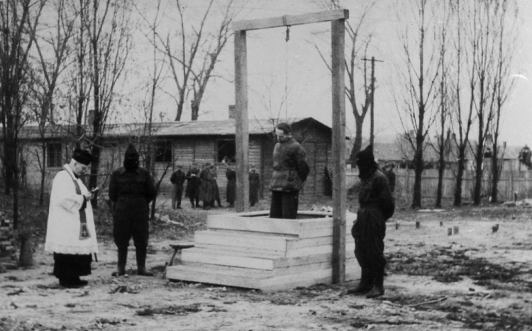 Na terenie byłego niemieckiego obozu koncentracyjnego Auschwitz-Birkenau wykonano wyrok śmierci przez powieszenie na komendancie obozu Rudolfie Hoessie. 16.04.1947.  Fot. PAP/S. Dąbrowiecki