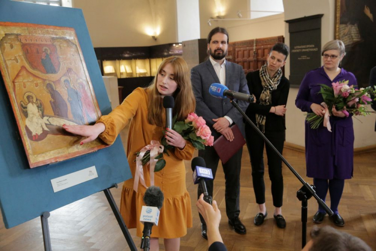 Historyk sztuki z działu sztuki dawnej muzeum Dominika Kałabun (L) oraz Pracownicy Departamentu Restytucji Dóbr Kultury MKiDN: Dorota Wada (P), Mariusz Wiśniewski (2L) i Ewa Witkowska (2P) podczas uroczystości przekazania do zbiorów Muzeum Warmii i Mazur odzyskanej ikony „Trzy Marie u grobu”. Fot. PAP/T. Waszczuk