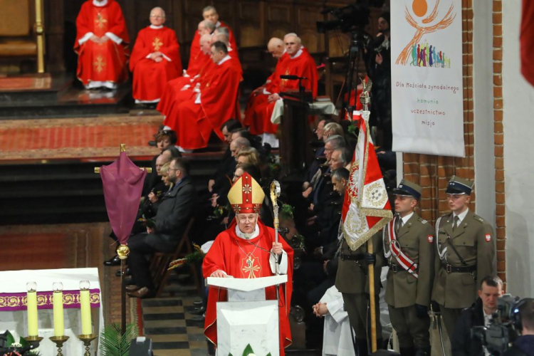 Bp Michał Janocha podczas wieczornej mszy świętej w warszawskiej archikatedrze św. Jana Chrzciciela, odprawianej w intencji ofiar katastrofy samolotu prezydenckiego pod Smoleńskiem. Warszawa, 10.04.2022. Fot. PAP/R. Guz