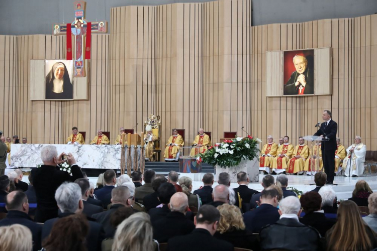 Prezydent Andrzej Duda (P) przemawia podczas uroczystości pogrzebowych Karoliny Kaczorowskiej. Fot. PAP/T. Gzell