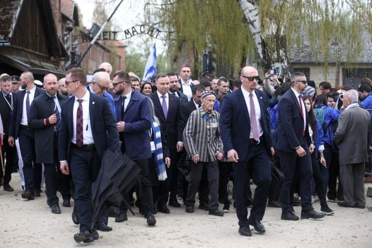 Prezydent Andrzej Duda (C) i ocalony z Zagłady Edward Mossberg (C-P) uczestniczą w Marszu Żywych na terenie byłego niemieckiego obozu koncentracyjnego Auschwitz. 28.04.2022. Fot. PAP/Ł. Gągulski