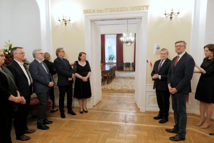 Wicepremier, minister kultury i dziedzictwa narodowego Piotr Gliński (3P), dyrektor Muzeum Historii Polski Robert Kostro (2P) podczas uroczystości nadania jednej z sal w siedzibie MKiDN w Warszawie imienia Tomasza Merty. Fot. PAP/M. Marek