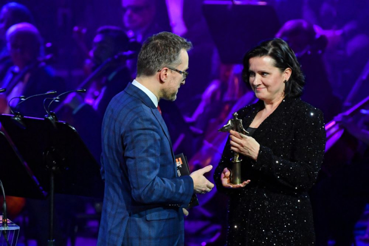 Śpiewaczka Anna Mikołajczyk-Niewiedział (P) odebrała nagrodę w kategorii Album Roku Muzyka Symfoniczna podczas Gali Muzyki Poważnej Fryderyk Festiwal 2022 w Operze na Zamku w Szczecinie. Fot. PAP/M. Bielecki