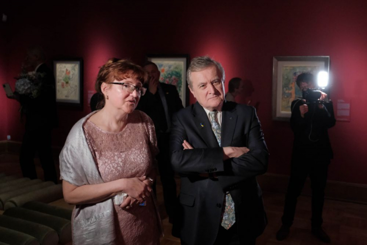 Wicepremier, minister kultury Piotr Gliński (P) i kuratorka wystawy „Chagall” Anna Manicka (L) na otwarciu wystaw czasowych pt. „Chagall” i „Stan rzeczy” w siedzibie Muzeum Narodowego w Warszawie. Fot. PAP/M. Marek