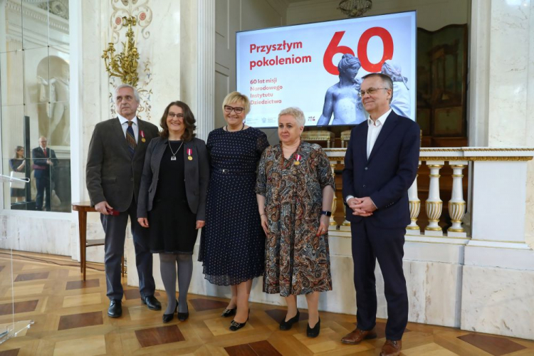 Szefowa KPRP Grażyna Ignaczak-Bandych (C) i wiceminister kultury i dziedzictwa narodowego Jarosław Sellin (P) podczas uroczystej inauguracji jubileuszu 60-lecia misji Narodowego Instytutu Dziedzictwa w Pałacu na Wyspie w Warszawie. Fot. PAP/R. Guz