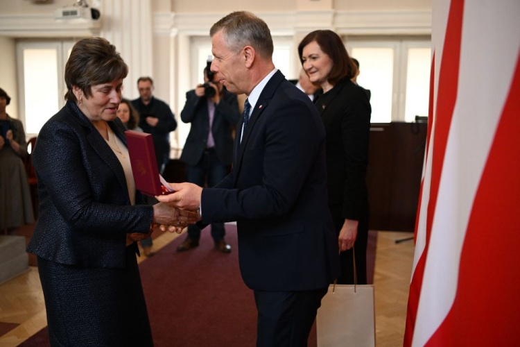 Zastępca szefa Kancelarii Prezydenta RP Piotr Ćwik (2P) oraz wojewoda podkarpacka Ewa Leniart (P) podczas uroczystości wręczenia w imieniu prezydenta RP Krzyży Komandorskich Orderu Odrodzenia Polski nadanych Polakom ratującym Żydów podczas II wojny światowej. Rzeszów, 28.04.2022. Fot. PAP/D. Delmanowicz