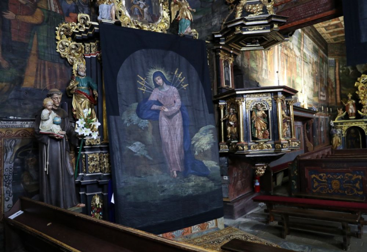 Unikatowe w skali światowej opony wielkopostne w zabytkowym kościele w Orawce. 2019 r. Fot. PAP/G. Momot