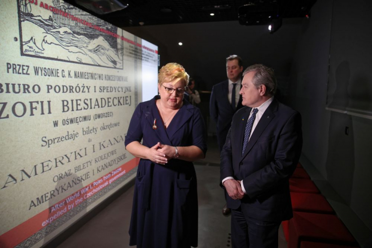 Oświęcim, 25.04.2022. Wicepremier, minister kultury i dziedzictwa narodowego Piotr Gliński (P) oraz dyrektor muzeum Dorota Mleczko (L) podczas uroczystości otwarcia wystawy stałej w Muzeum Pamięci Mieszkańców Ziemi Oświęcimskiej w Oświęcimiu. Placówka, której tworzenie rozpoczęto w 2017 r., znajduje się w zaadaptowanym dla jej potrzeb budynku zwanym Lagerhaus, położonym ok. 200 m od byłego niemieckiego obozu Auschwitz. Fot. PAP/Ł. Gągulski