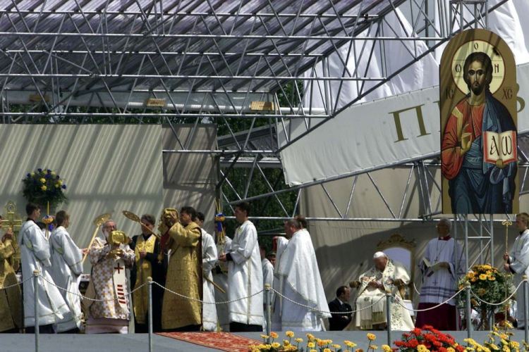 Papież Jan Paweł II uczestniczy w mszy św. w obrządku wschodnim na podkijowskim lotnisku „Czajka”. 25.06.2001. Fot. PAP/R. Pietruszka