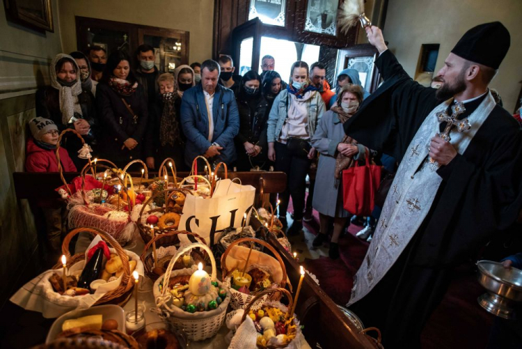 Święcenie pokarmów w Soborze Przemienienia Pańskiego w Lublinie. Fot. PAP/W. Jargiło