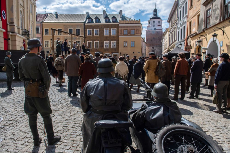 Aktorzy na planie zdjęciowym filmu „Przysięga Ireny” w Lublinie. Fot. PAP/W. Jargiło