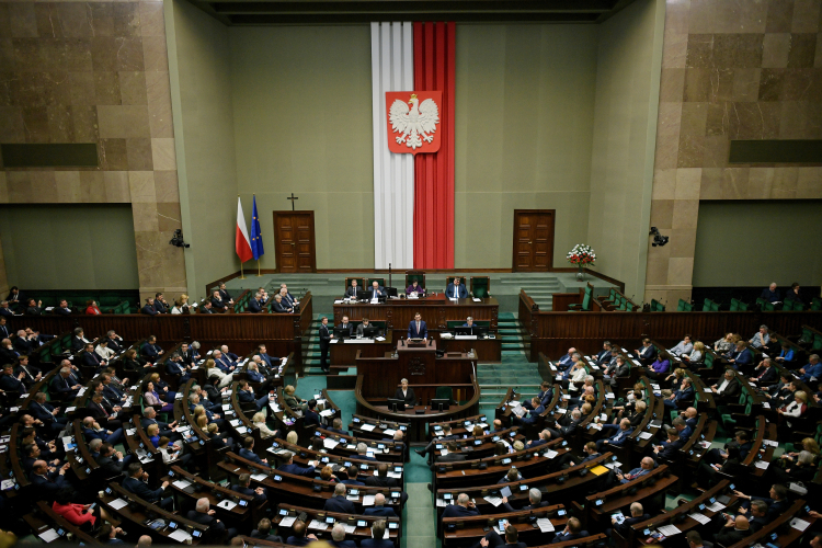 Posłowie na sali obrad Sejmu w Warszawie. Fot. PAP/Obara