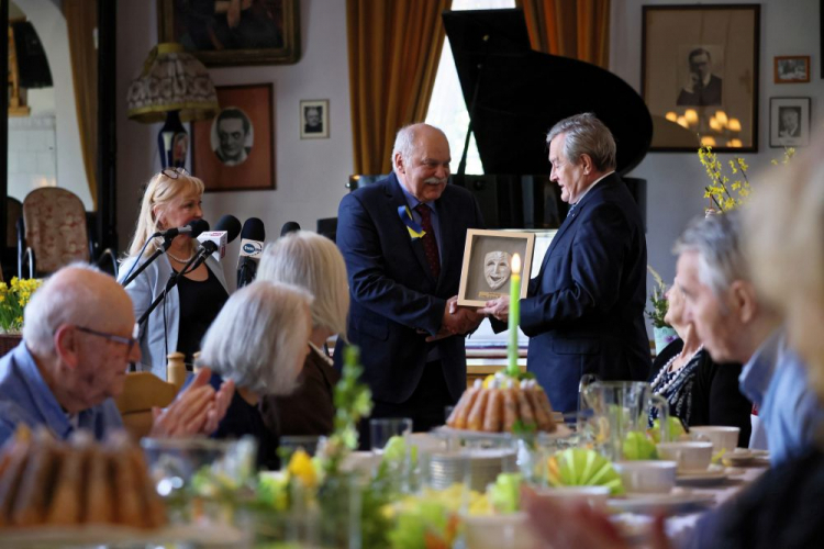 Wicepremier, minister kultury i dziedzictwa narodowego Piotr Gliński (P) oraz prezes ZASP Krzysztof Szuster (C) w siedzibie Domu Artystów Weteranów Scen Polskich „Skolimów. Konstancin-Jeziorna, 14.04.2022. Fot. PAP/L. Szymański