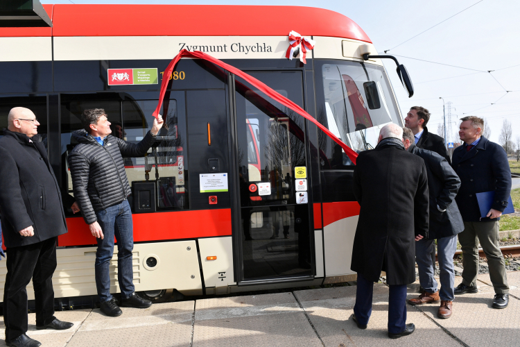 Od lewej: przewodniczący Gdańskiej Rady Sportu Andrzej Trojanowski, wioślarz Adam Korol, były prezes POZB w Gdańsku Jerzy Guss, bokser Leszek Kosedowski, zastępca prezydenta Gdańska Piotr Borawski oraz dyrektor Muzeum Gdańska Waldemar Ossowski podczas uroczystości nadania tramwajowi imienia Zygmunta Chychły. Fot. PAP/A. Warżawa