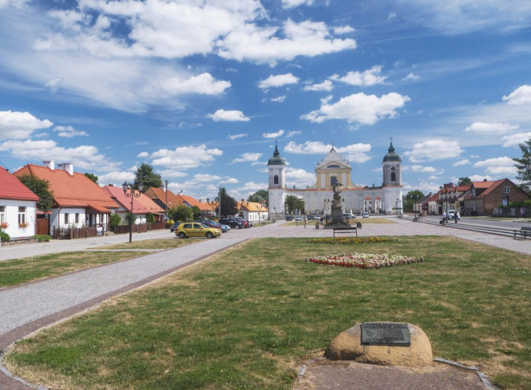 Rynek w Tykocinie z pomnikiem hetmana Stefana Czarnieckiego, w tle barokowy kościół pod wezwaniem Świętej Trójcy. Fot. PAP/J. Ochoński