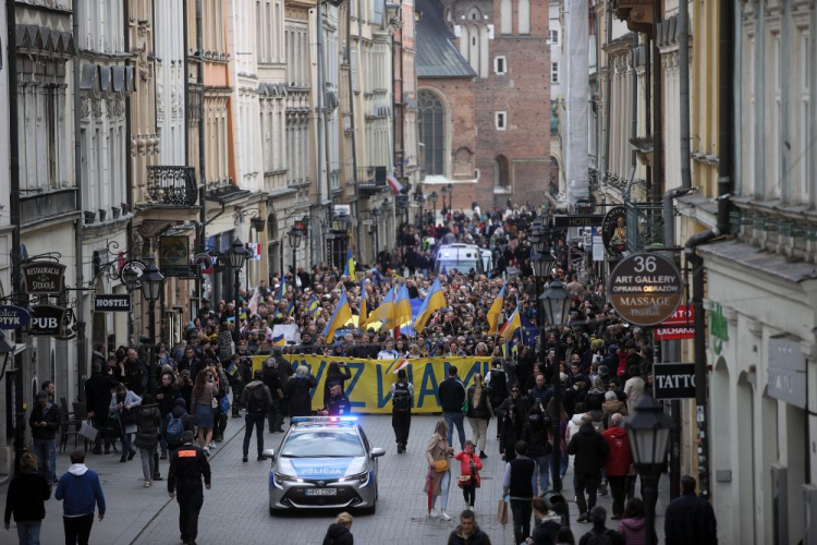 Marsz solidarności z Ukrainą na Rynku Głównym. Kraków, 24.04.2022. Fot. PAP/Ł. Gągulski