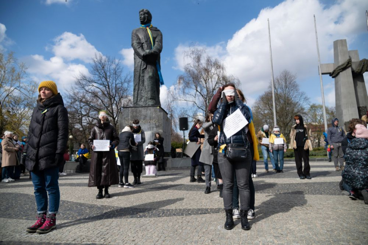 Performance artystyczny Sztabu Aniołów i Ukraińskiej Wiosny na pl. Mickiewicza w Poznaniu. 09.04.2022. Fot. PAP/J. Kaczmarczyk