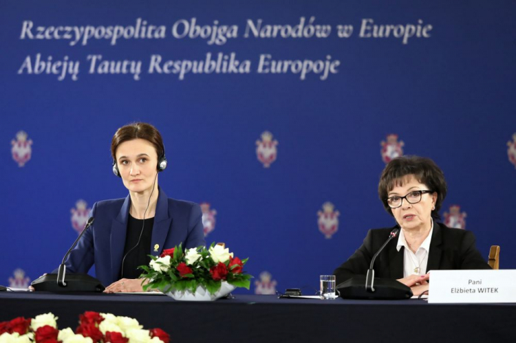 Warszawa, 11.04.2022. Marszałek Sejmu Elżbieta Witek (P) i przewodnicząca Sejmu Republiki Litewskiej Viktorija Cmilyte-Nielsen (L) podczas otwarcia konferencji „Rzeczypospolita Obojga Narodów w Europie” w Sejmie w Warszawie. Fot. PAP/T. Gzell