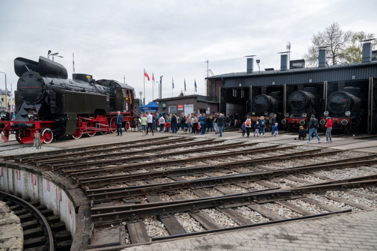 Uczestnicy majówki „pod parą” zorganizowanej w związku z przypadającym w tym roku 115-leciem parowozowni w Wolsztynie. 30.04.2022. Fot. PAP/J. Kaczmarczyk