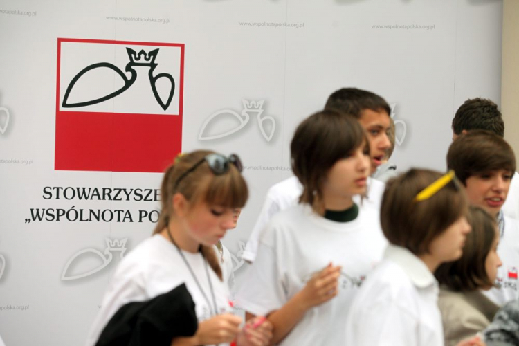 Polskie dzieci z Ukrainy podczas spotkania z prezesem „Wspólnoty Polskiej” Longinem Komołowskim przed Domem Polonii w Warszawie. Warszawa, 22.07.2011. Fot. PAP/T. Gzell