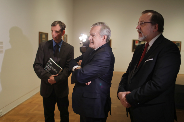 Wicepremier, minister kultury i dziedzictwa narodowego Piotr Gliński (C), dyrektor Zachęty Janusz Janowski (P) oraz kurator wystawy Michał Jachuła (L) podczas zwiedzania wystawy „Jerzy Krawczyk. Gra o wszystko” w Zachęcie - Narodowej Galerii Sztuki w Warszawie. Fot. PAP/A. Zawada