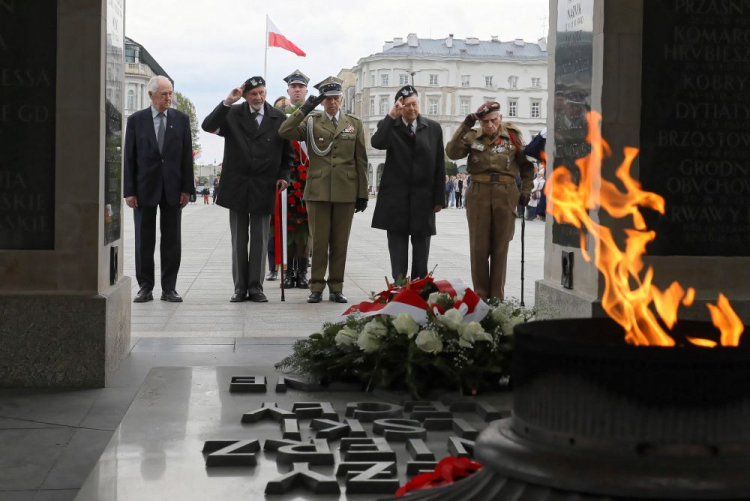 Prezes Zarządu Głównego Światowego Związku Żołnierzy Armii Krajowej Leszek Żukowski (2L) i prezes zarządu głównego Krajowego Związku Byłych Żołnierzy Polskich Sił Zbrojnych na Zachodzie Włodzimierz Cieszkowski (P) na uroczystości z okazji 77. rocznicy zakończenia II wojny światowej w Europie przy Grobie Nieznanego Żołnierza w Warszawie. Fot. PAP/P. Supernak