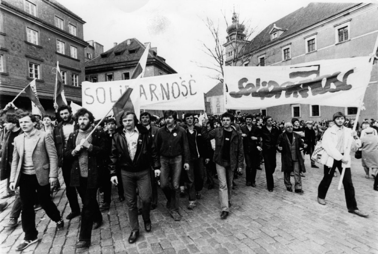 Kontrdemonstracja w Warszawie. 01.05.1982. Fot. PAP/CAF/Archiwum