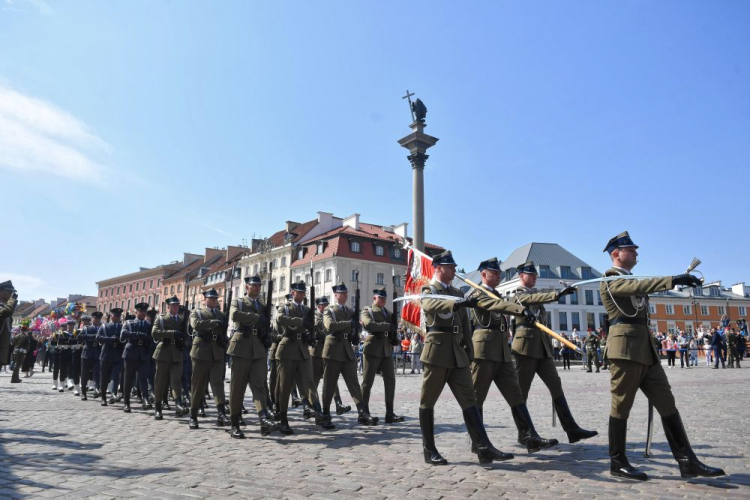 Warszawa, 02.05.2022. Przemarsz żołnierzy Wojska Polskiego i Orkiestry Wojskowej z flagami Polski po placu Zamkowym w Warszawie, w ramach uroczystości z okazji Dnia Flagi Rzeczypospolitej Polskiej oraz Dnia Polonii i Polaków za Granicą. Fot. PAP/R. Pietruszka