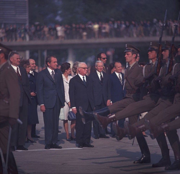 Warszawa, 01.06.1972 r. Uroczystość pożegnania prezydenta USA na lotnisku Okęcie, defilada Kompanii Honorowej Wojska Polskiego. Nz. m.in.: premier Piotr Jaroszewicz (L), żona Piotra Jaroszewicza Alicja Solska (2L), Richard Nixon (4L), żona Henryka Jabłońskiego Jadwiga Wierzbicka (5L), przewodniczący Rady Państwa Henryk Jabłoński (6L). Fot. PAP/B. Łopieński