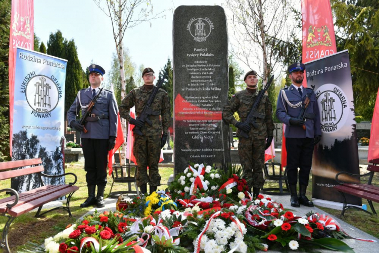 Gdańsk, 10.05.2022. Uroczyste obchody Dnia Pamięci Polaków zamordowanych w latach 1941-1944 w Ponarach koło Wilna, u stóp pomnika Ponarskiego na Cmentarzu Łostowickim w Gdańsku. Fot. PAP/A. Warżawa