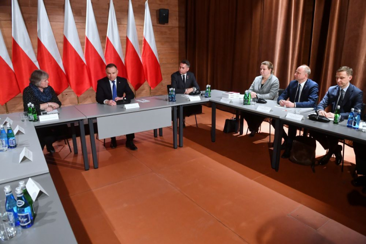 Warszawa, 09.05.2022. Prezydent Rzeczypospolitej Polskiej Andrzej Duda (2L), prezes Federacji Rodzin Katyńskich Izabella Sariusz-Skąpska (L), sekretarze stanu w KPRP Małgorzata Paprocka (3P) i Wojciech Kolarski (2P), dyrektor departamentu prawno-traktatowego w MSZ Konrad Marciniak (P) oraz prezes Stowarzyszenia Rodzina Policyjna 1939 Jarosław Olbrychowski. Fot. PAP/R. Pietruszka