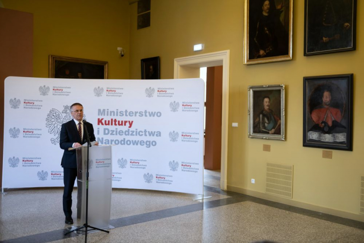 Poznań, 31.05.2022. Sekretarz stanu w Ministerstwie Kultury i Dziedzictwa Narodowego, Generalny Konserwator Zabytków Jarosław Sellin podczas uroczystości ogłoszenia Programu „Tożsamość” w Muzeum Narodowym w Poznaniu. Fot. J. Kaczmarczyk