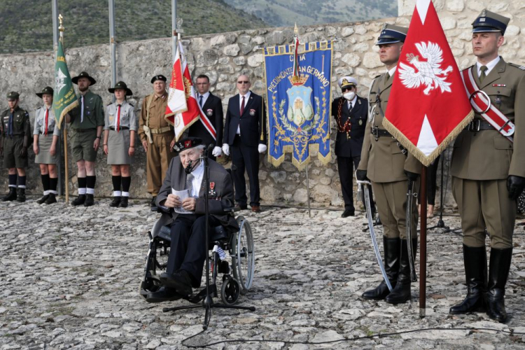 Piedimonte San Germano, Włochy, 17.05.2022. Żołnierz 2 Korpusu gen. W. Andersa, weteran spod Monte Cassino ppłk. Otton Hulacki (C) podczas uroczystości pod pomnikiem 6. Pułku Pancernego im. Dzieci Lwowskich w miejscowości Piedimonte San Germano. Fot. PAP/A. Zawada