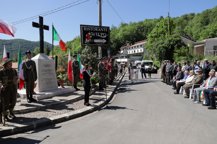Uczestniczy uroczystości przy pomniku upamiętniającym poległych żołnierzy 2. Korpusu Polskiego w miejscowości Acquafondata. Fot. PAP/A. Zawada