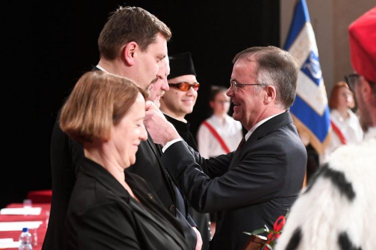 Sekretarz stanu w MKiDN, generalny konserwator zabytków Jarosław Sellin (P) na obchodach 75-lecia Akademii Muzycznej im. Stanisława Moniuszki w Gdańsku. Fot. PAP/M. Gadomski