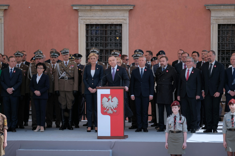 Prezydent Andrzej Duda (C) przemawia podczas uroczystości na placu Zamkowym w Warszawie. Fot. PAP/M. Marek