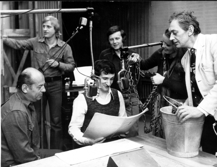 1976-06-11. Nagranie audycji "Studio 202". Nz. Andrzej Waligórski (1P), Grażyna Walkowiak (2P), Włodzimierz Plaskota (3P), Jan Kaczmarek (3L), Marek Motas (2L) i Jerzy Dębski (1L). Fot. PAP/A. Hawałej