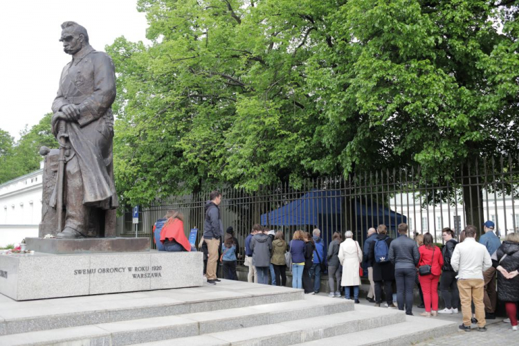 Kolejka osób oczekujących na możliwość zwiedzania Belwederu podczas Nocy Muzeów. 14.05.2022. Fot. PAP/A. Zawada